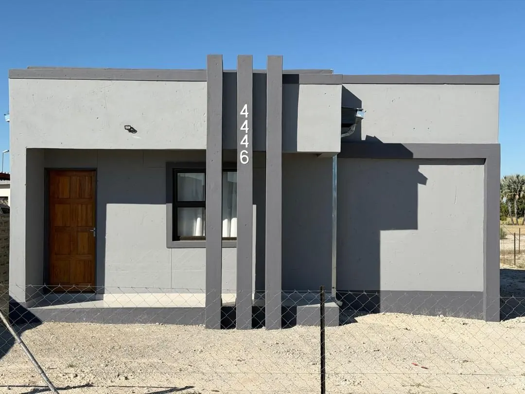House 4446 front with triple pillar feature